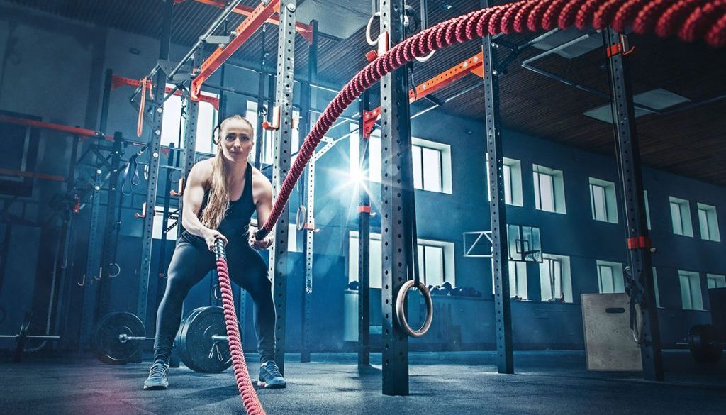 S'entraîner autrement : la méthode Tabata Femme s'entrainant au "battle rope"