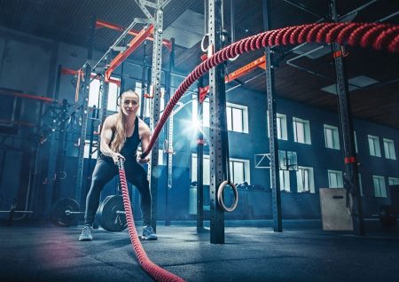 S'entraîner autrement : la méthode Tabata Femme s'entrainant au "battle rope"